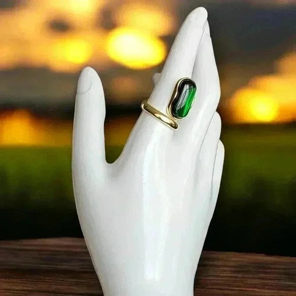 ๐๏ธVintage Style Emerald Colored Crystal Ring ๐ 18K Gold Plated Adjustable ๐ - Picture 13 of 17